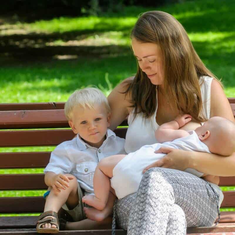 This mum makes juggling a newborn and a toddler in a park a breeze. lol.