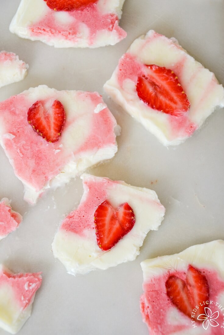 strawberry swirl frozen yogurt bark 