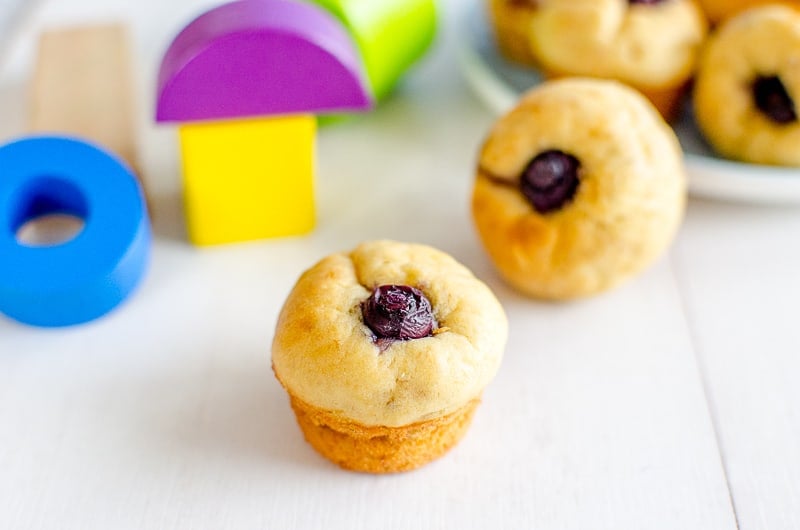 Muffins til Baby, intet sukker, sundt for børn og babyer. En blød baby Muffin med banan og blåbær