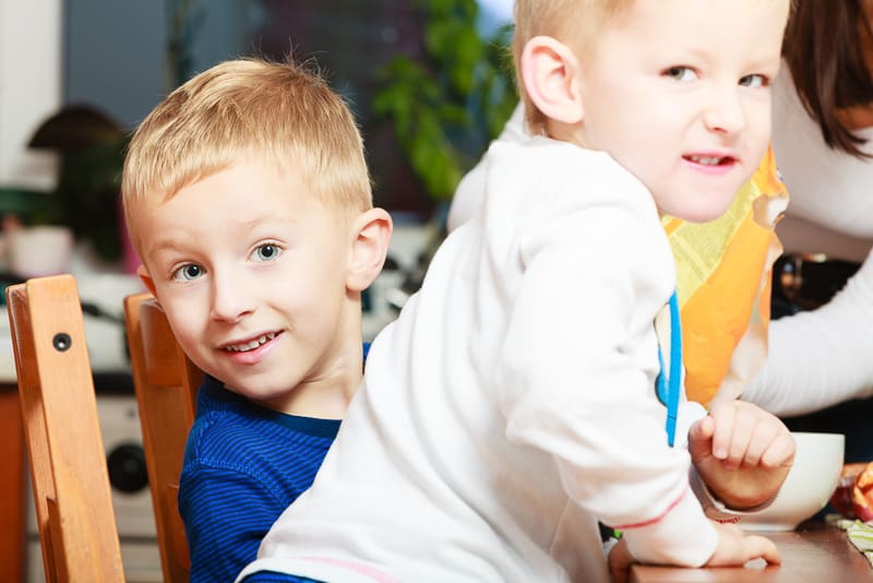 Easy Tricks to Teach Toddlers to Feed Themselves - Your Kid's Table