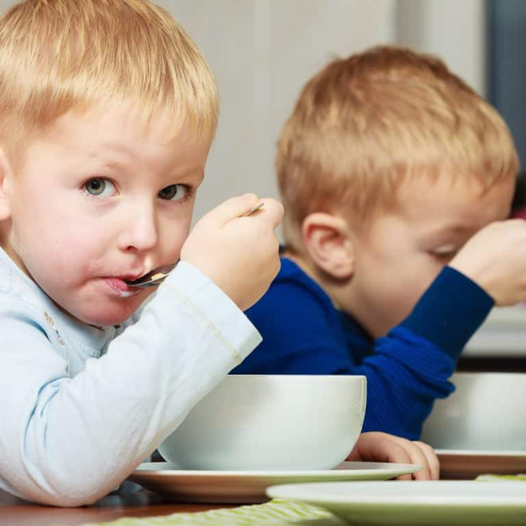 9 Tricks to keep your preschooler sitting at the dinner table