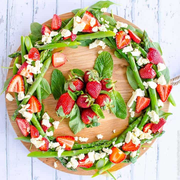 Quick Christmas Wreath Salad an easy healthy summer Christmas salad made with fruit and vegetables
