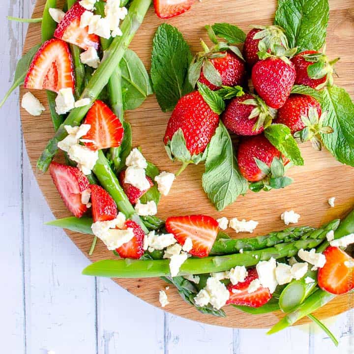 Quick Christmas Wreath Salad an easy healthy summer Christmas salad made with fruit and vegetables