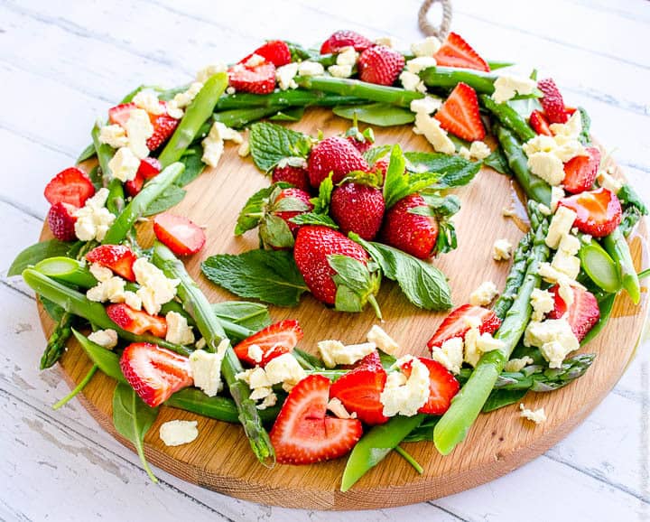 Quick Christmas Wreath Salad an easy healthy summer Christmas salad made with fruit and vegetables