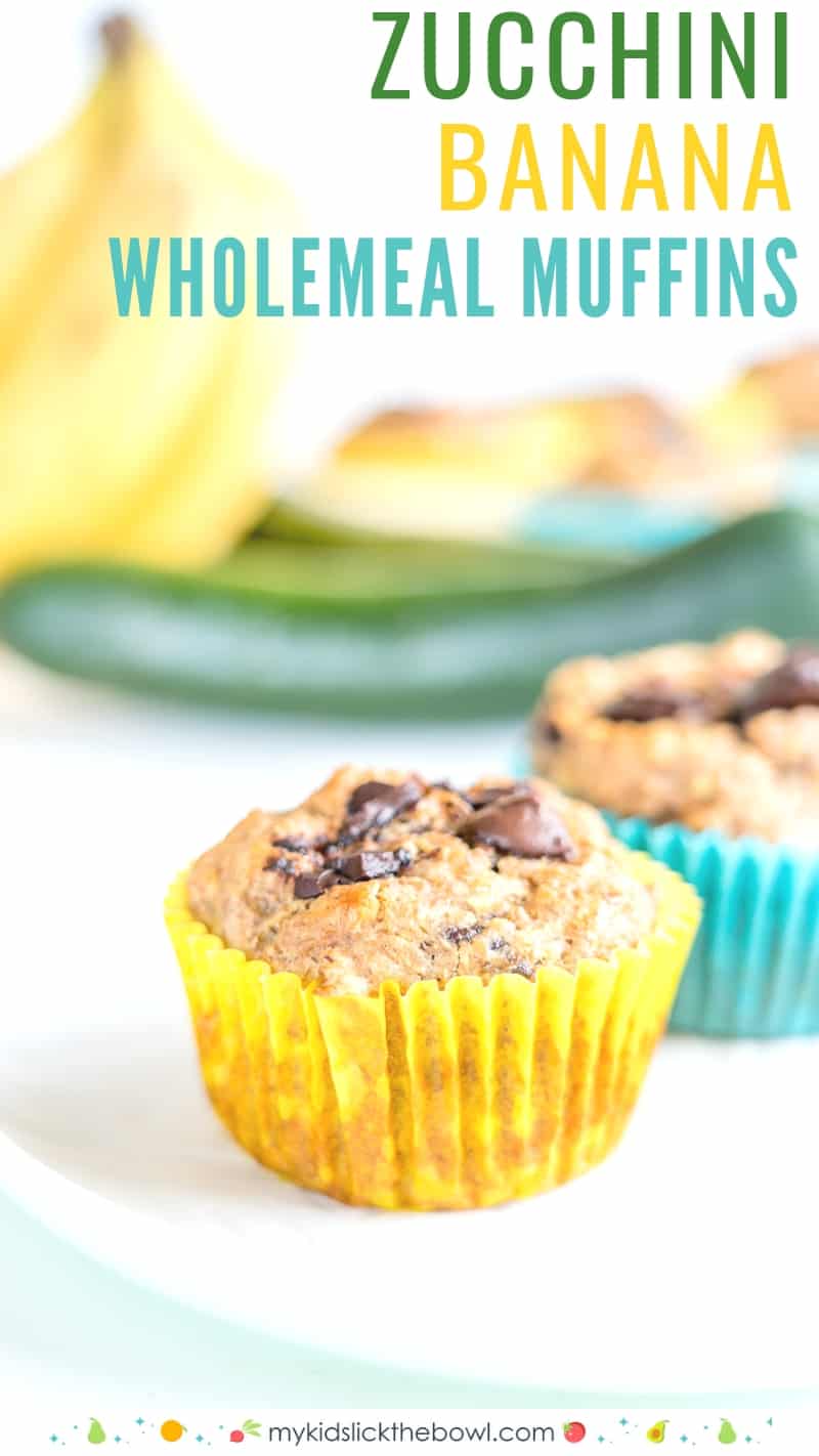 Helsmjölsbanan zucchini muffins med bananer och zucchini i bakgrunden