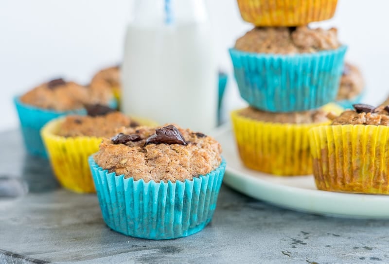 Muffins à la banane et aux courgettes avec une bouteille de lait