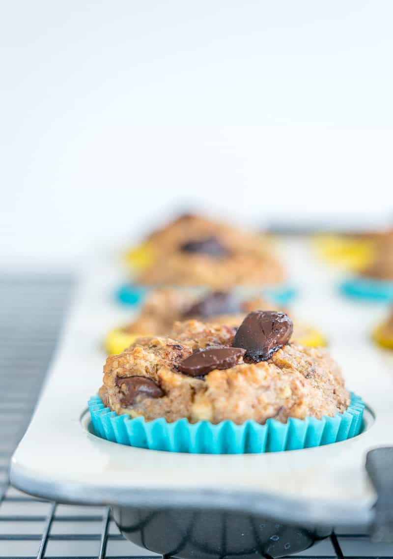 Gesunde Vollkorn-Bananen-Zucchini-Muffins in einem weißen Muffinblech