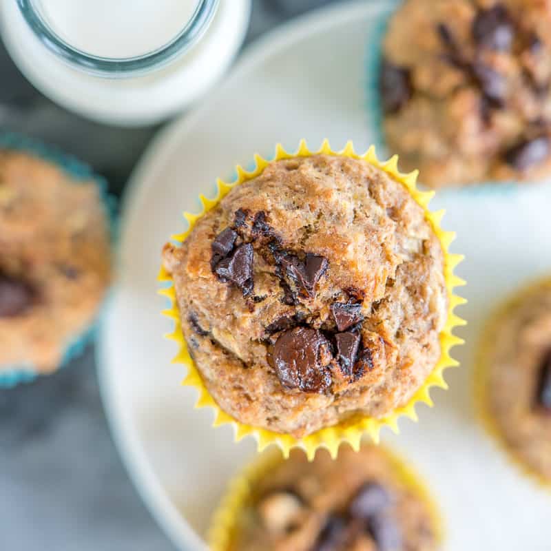 Banana muffins de abobrinha com uma garrafa de leite