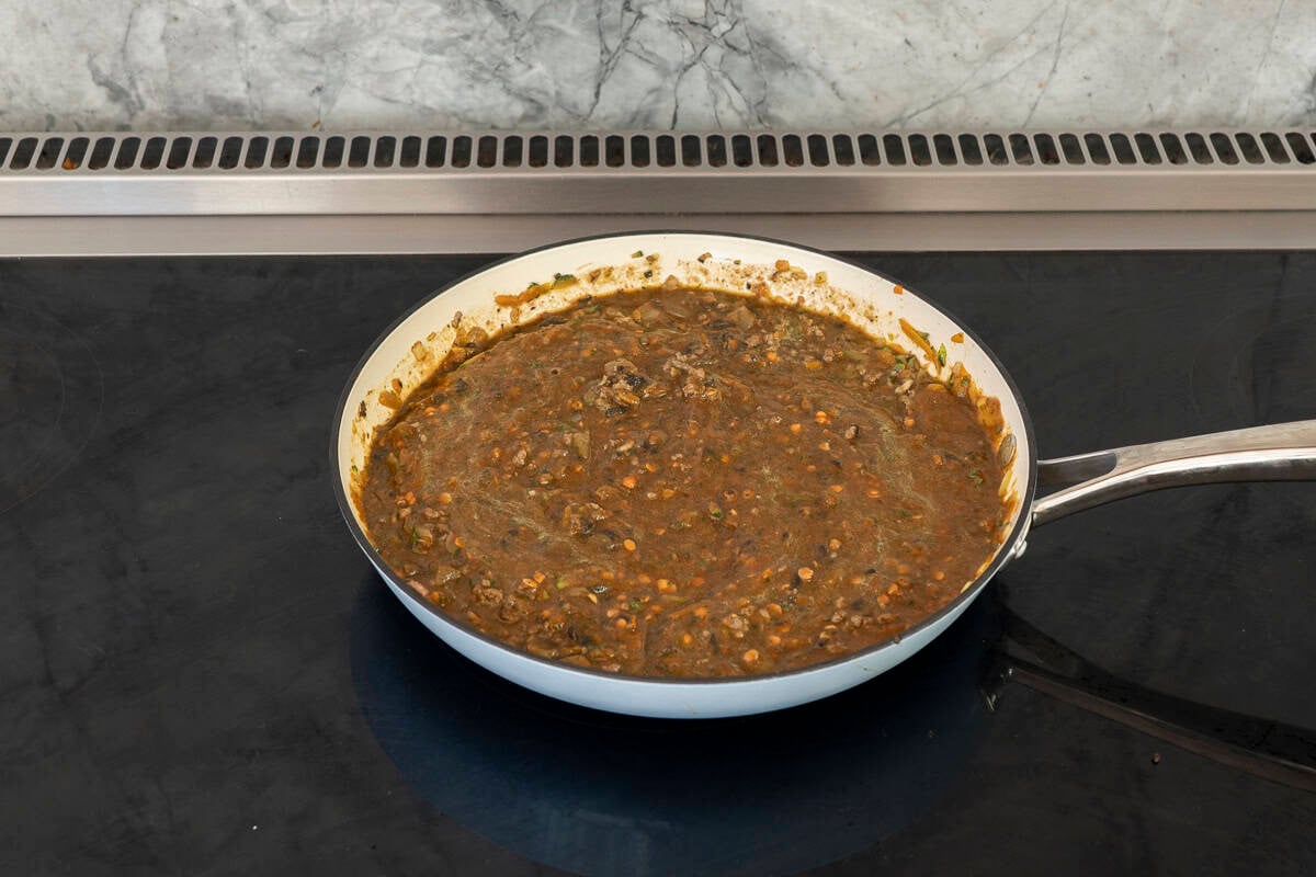 Spinach and passata blended together added into vegetables and mince in pan.