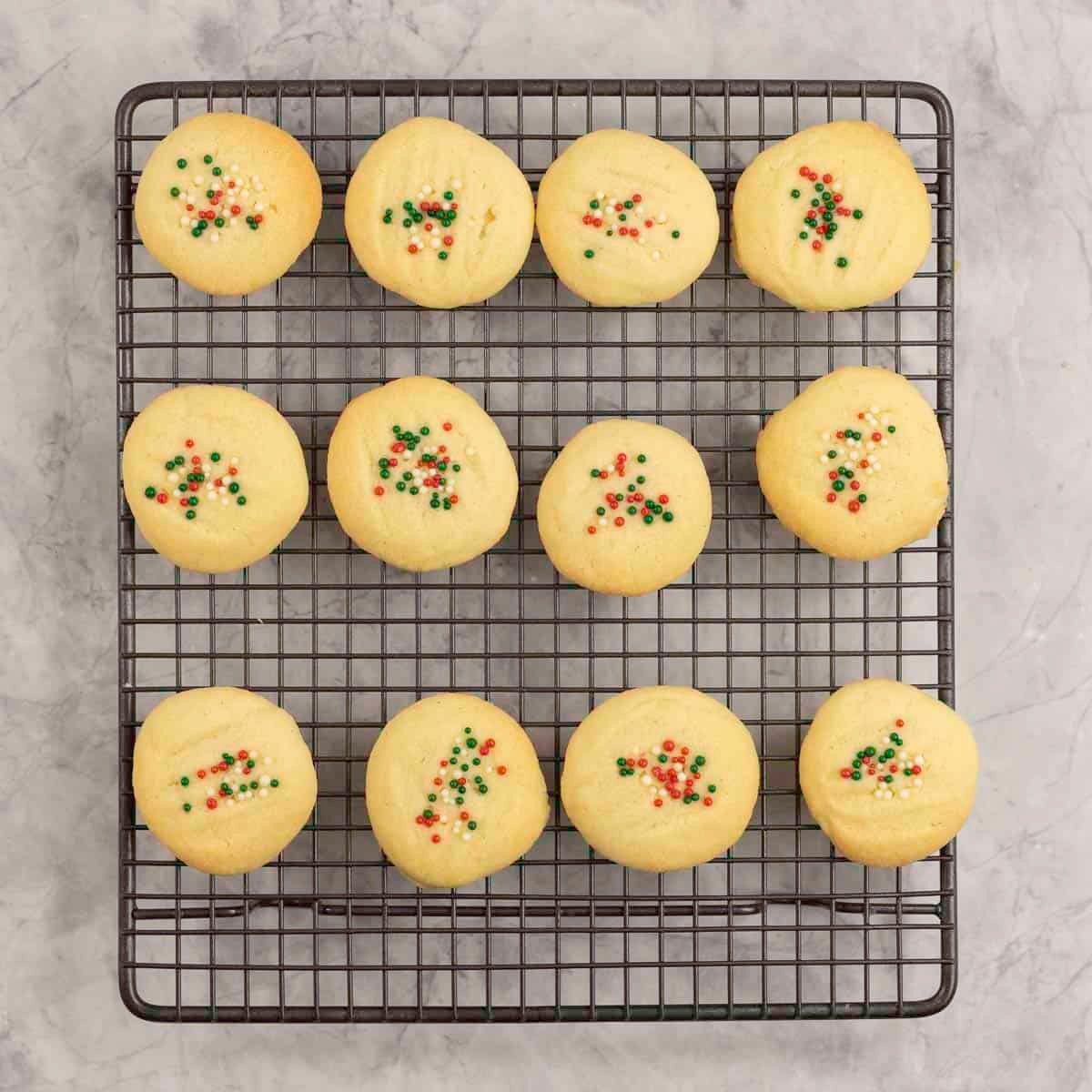 12 short bread cookies on a cooling rack. 